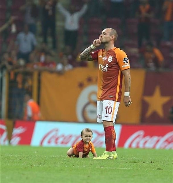Ne yaptın Sneijder!