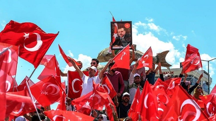 Halk demokrasi nöbetinde