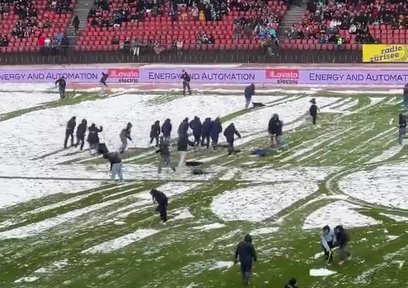 İsviçre Süper Ligi'nde taraftarlardan dikkat çeken destek! Zürih-St. Gallen maçında kar temizlediler