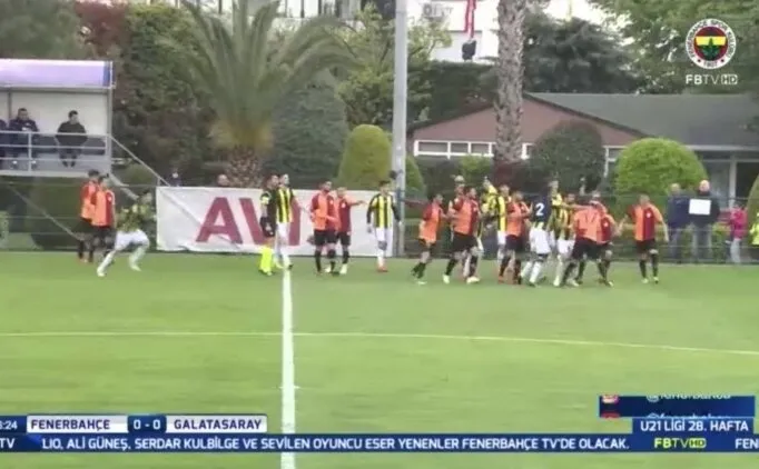 Fenerbahçe - Galatasaray U21 derbisinde kavga! Birbirlerine girdiler... - 3