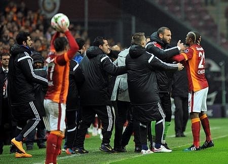 Arena koridorlarında büyük kavga