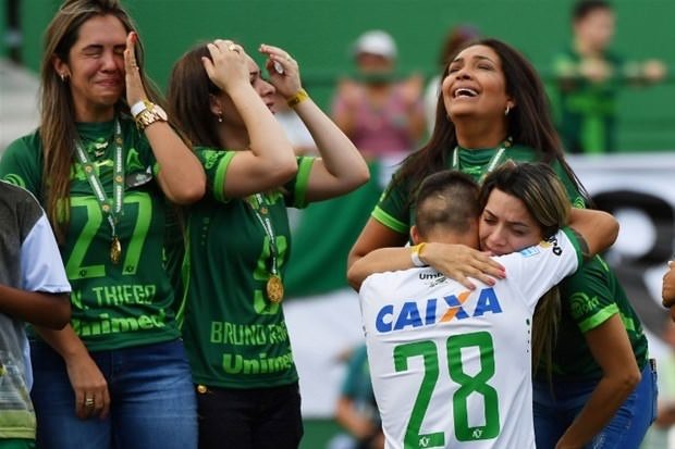 Chapecoense gözyaşlarıyla sahada