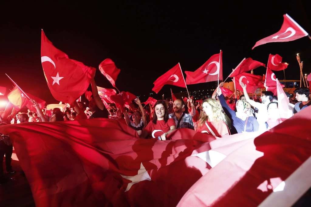 Milyonlar demokrasi nöbetinde
