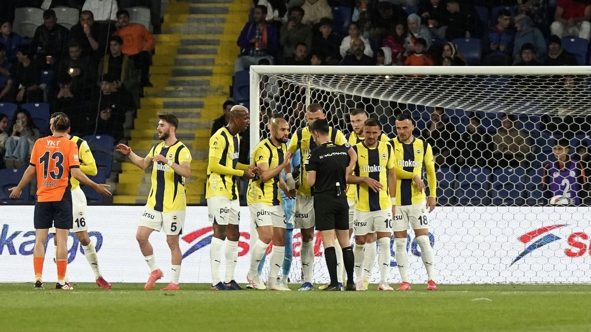 RAMS Başakşehir - Fenerbahçe maçında tartışmalı pozisyon! VAR'da izledi penaltıyı vermedi RAMS Başakşehir - Fenerbahçe maçında tartışmalı pozisyon! VAR'da izledi penaltıyı vermedi