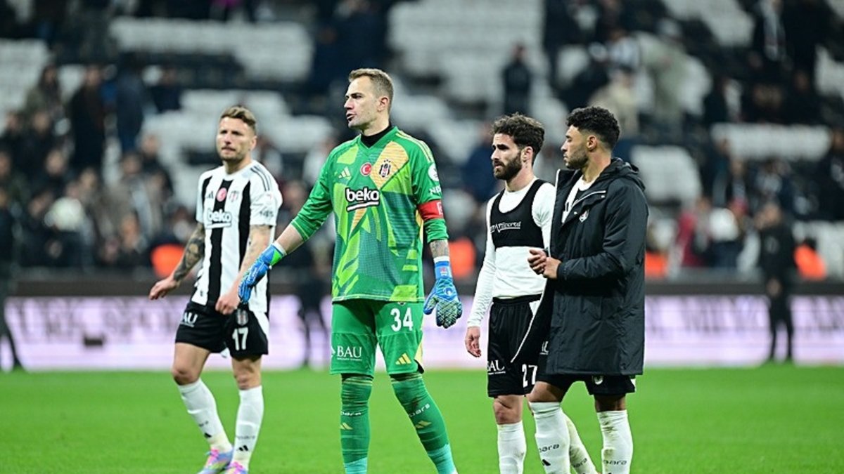Beşiktaşlı taraftarların öfkesi dinmedi! Futbolcular sahaya döndü ve... Beşiktaşlı taraftarların öfkesi dinmedi! Futbolcular sahaya döndü ve...