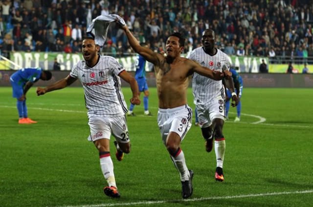 Adriano attı sosyal medya çalkalandı