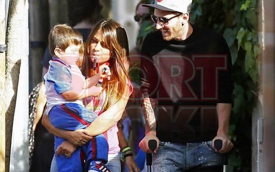 Messi koltuk değnekleriyle...