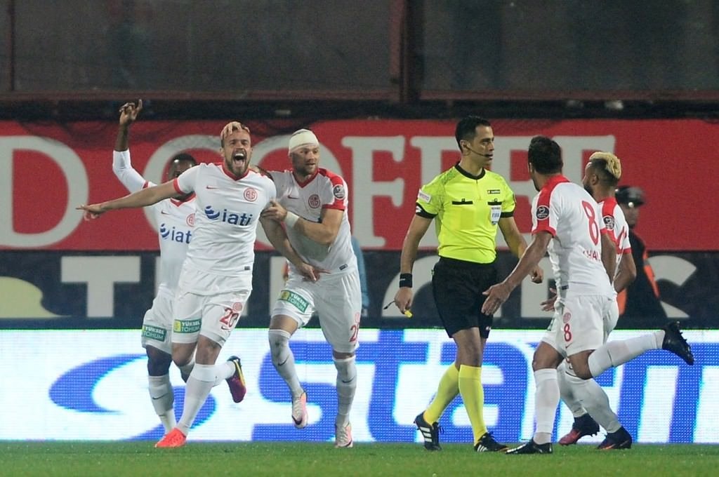 Trabzonspor-Antalyaspor karşılaşmasından kareler