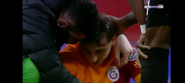 Altay maçının ardından Galatasaray'ın yıldızı Kerem Aktürkoğlu yıkıldı! İşte o görüntüler... - 4