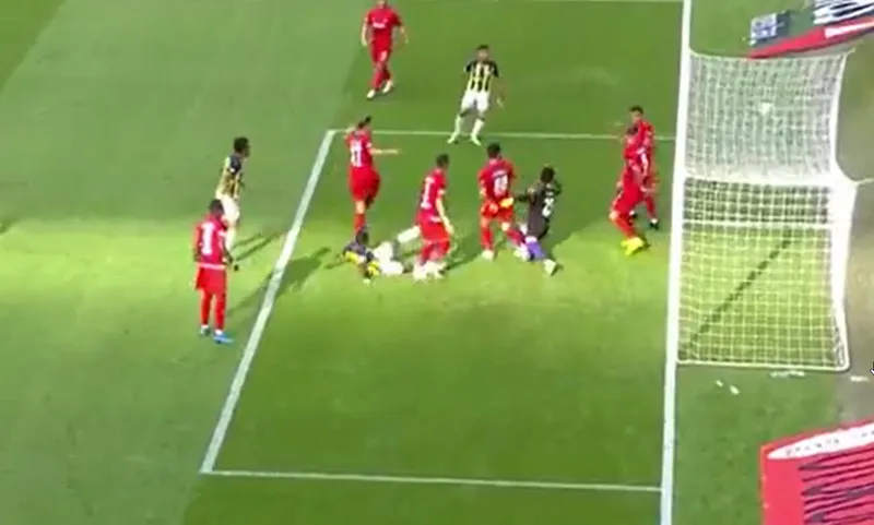 Fenerbahçe Sivasspor maçında Osayi-Samuel fırsatçılığını konuşturdu! 7 Sivassporlu arasından... - 2