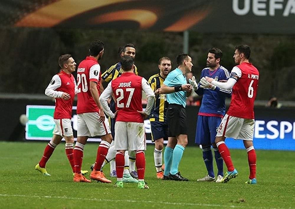 Skandal hakem Bebek, dış basında da tepki topladı