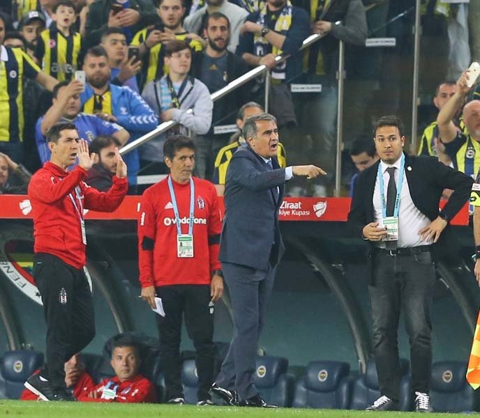 İşte derbide ekranlara yansımayan olay kareler...