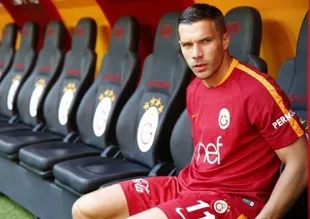 Podolski'den Fenerbahçelileri kızdıracak hareket!
