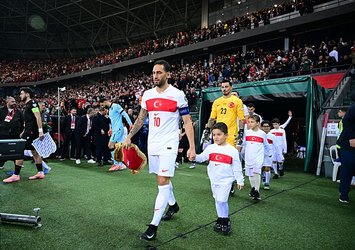 Milli futbolcular seremoniye Filistinli çocuklarla çıktı!