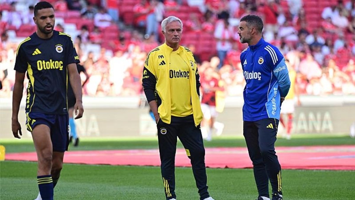 TRANSFER HABERLERİ: Fenerbahçeli yıldız için 35 milyon Euro teklif ettiler! Mourinho... TRANSFER HABERLERİ: Fenerbahçeli yıldız için 35 milyon Euro teklif ettiler! Mourinho...