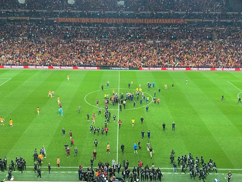 Dev derbide maç sonu saha karıştı! Bitiş düdüğünden sonra... - 3