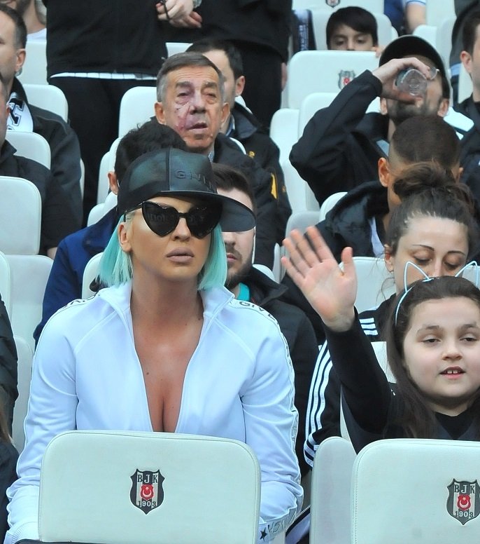 Beşiktaş tribünlerinde yenge rüzgarı