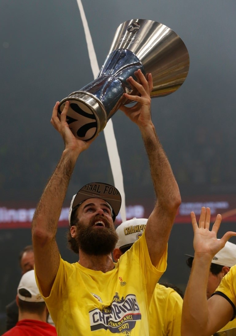 Datome söz verdi, saçlarını kestirdi