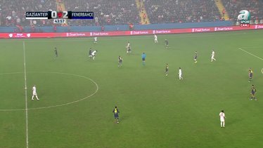 Furkan Soyalp'in Fenerbahçe kalesine gönderdiği enfes şut direkte patladı!