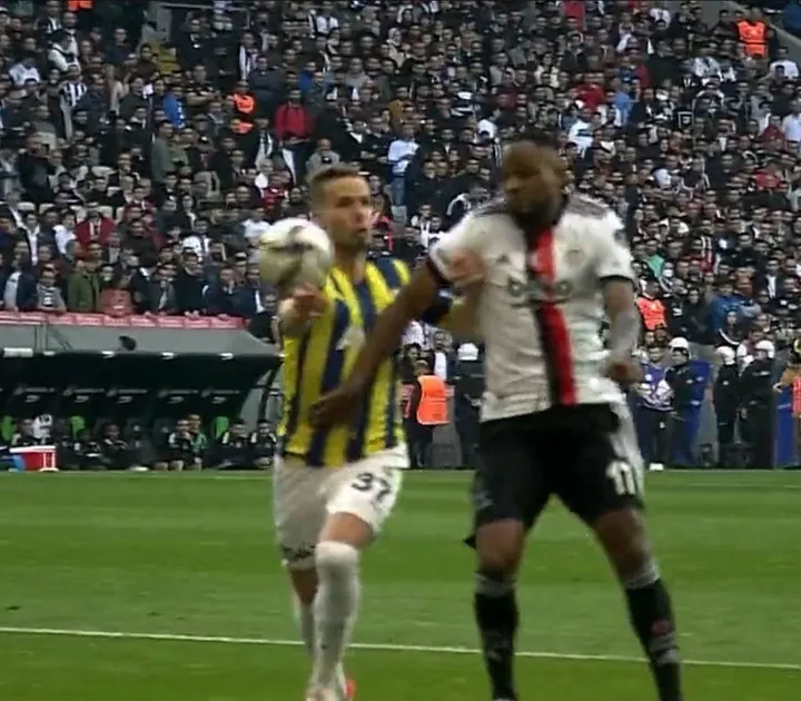 Beşiktaş - Fenerbahçe maçında penaltı kararı! Batshuayi atıştan yararlanamadı - 1