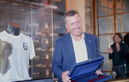 Lothar Matthaus Maradona���nın formasını bir futbol müzesine verdi