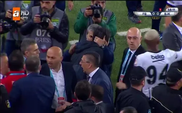 Fenerbahçe-Beşiktaş maçında saha karıştı