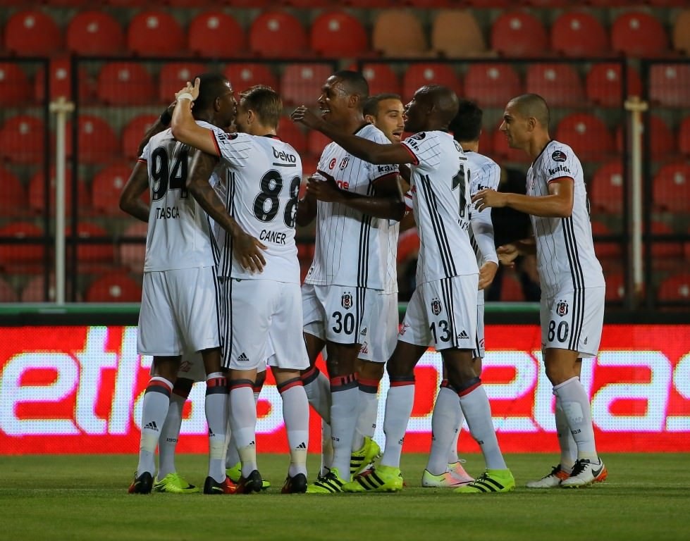 Beşiktaş, Akhisar deplasmanında rahat kazandı