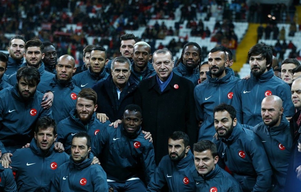 Yıldızlar teröre karşı sahaya indi