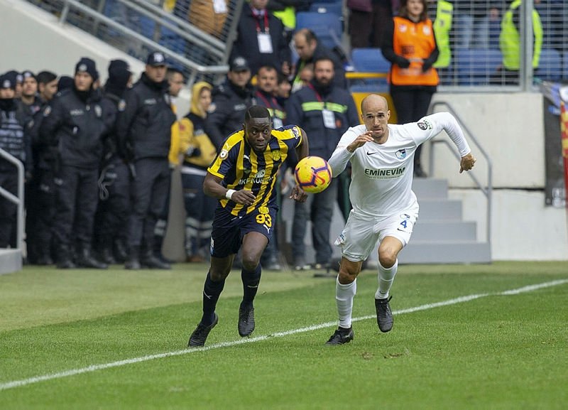 Golden sonra kendini yerde buldu!