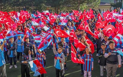 Trabzonspor’da başkan Ahmet Ağaoğlu’dan öğrencilere 10 bin forma hediye!