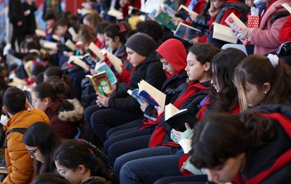 Trabzon’da 1461 öğrenci tribünde kitap okudu!