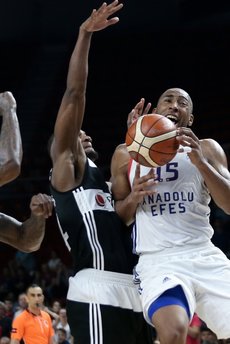 Anadolu Efes, Beşiktaş'ı devirdi