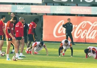 Galatasaraylı futbolculardan Dursun Özbek'e