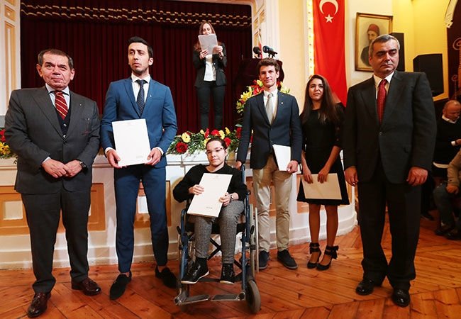 Dursun Özbek, Tudor sorunu pas geçti!