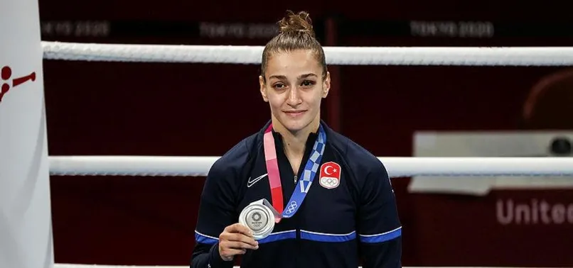 Milli boksör Buse Naz Çakıroğlu gümüş madalyasını aldı