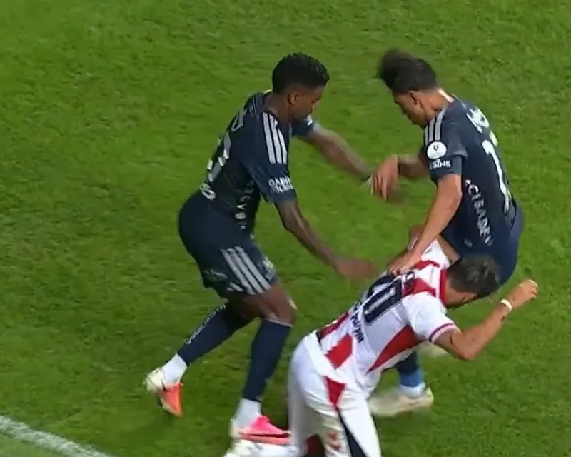 samsunspor-fenerbahce-macinda-tartismali-pozisyon-ev-sahibi-kirmizi-kart-bekledi-1788118048989.jpeg Samsunspor-Fenerbahçe maçında tartışmalı pozisyon! Ev sahibi kırmızı kart bekledi - 2