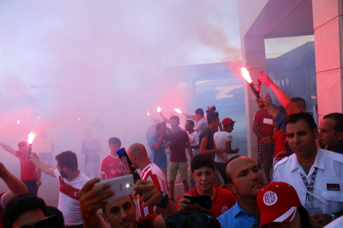 Antalyaspor’da Menez’e coşkulu karşılama