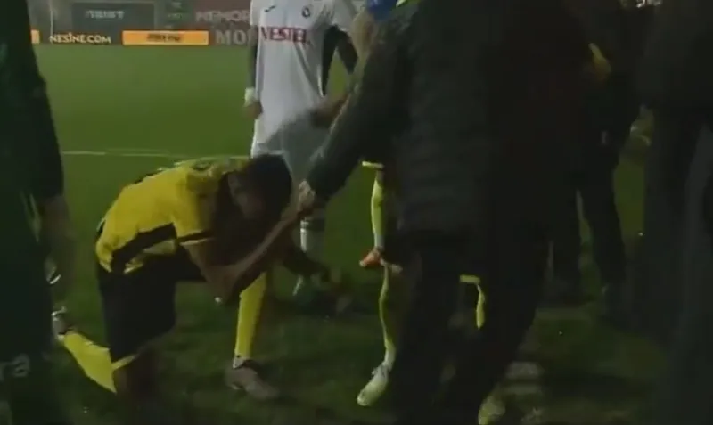 İstanbulspor Başkanı takımı sahadan çekmişti! Simon Deli başkanın ayağına böyle kapandı - 1