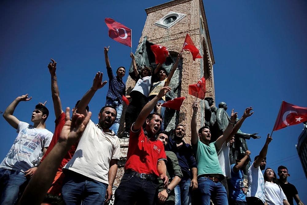 Halk demokrasi nöbetinde