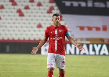 Podolski'den Antalyaspor'a kötü haber