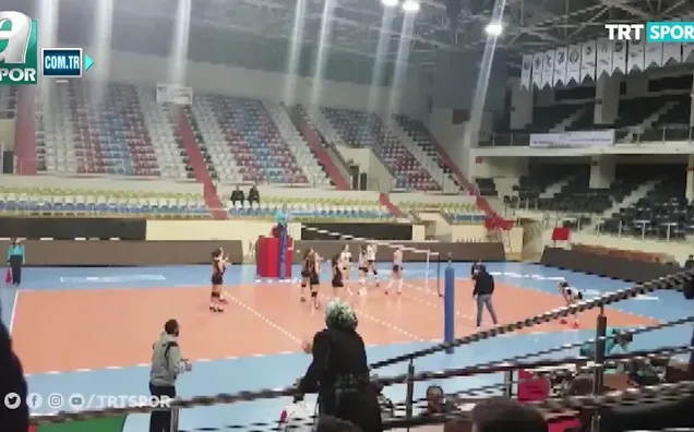 Rakip takım antrenörüne anne terliği