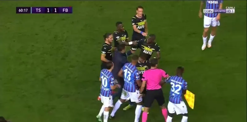 Trabzonspor Fenerbahçe maçında tansiyon bir anda yükseldi! Edgar IE ve Enner Valencia sarı kart gördü - 3