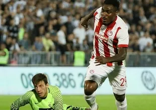 Emenike attı, Olympiakos kazandı