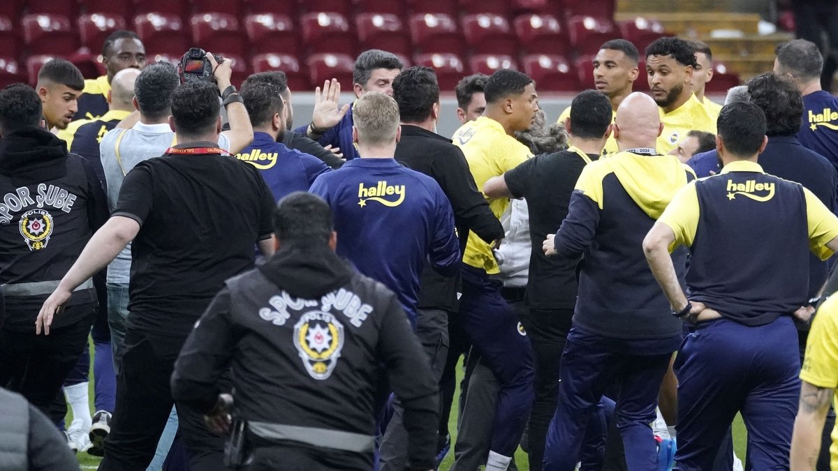 Fenerbahçeli futbolcu Jayden Oosterwolde için zorla getirme kararı! Olaylı derbinin ardından... Fenerbahçeli futbolcu Jayden Oosterwolde için zorla getirme kararı! Olaylı derbinin ardından...