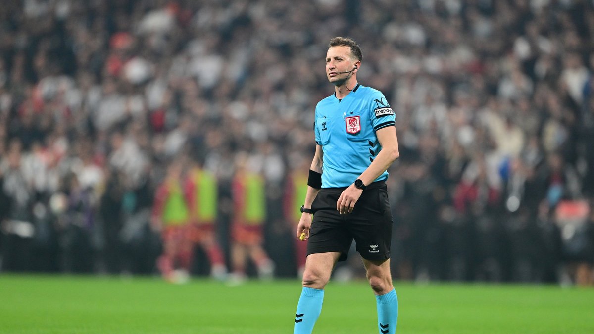 Galatasaray'a verilen kırmızı kart doğru mu? Ahmet Çakar yorumladı! Galatasaray'a verilen kırmızı kart doğru mu? Ahmet Çakar yorumladı!