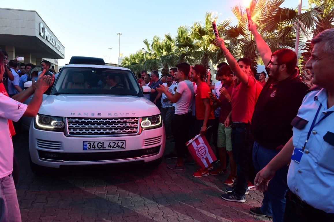 Antalyaspor’da Menez’e coşkulu karşılama