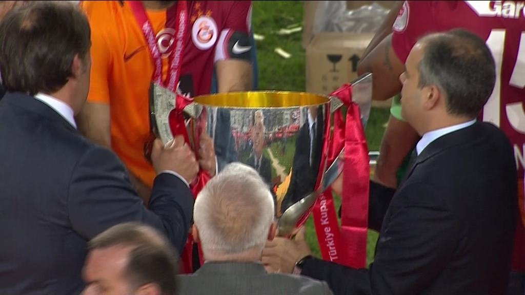 Aslan kupasını kaldırdı!