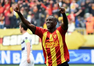 Demba Ba rekor ücretle Çin'e döndü