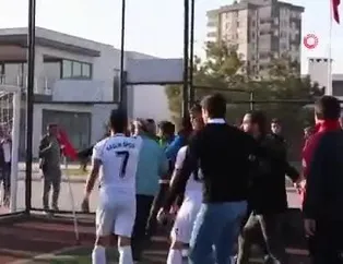 Kırmızı kart gördü hakeme saldırıp uçan tekme attı!