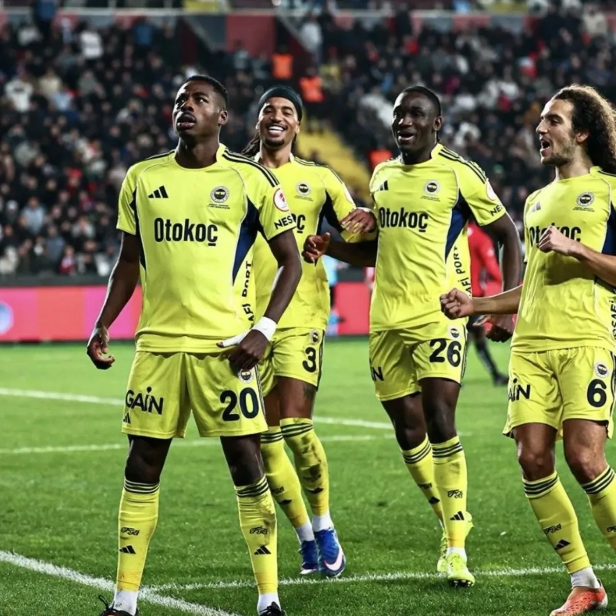 Fenerbahçe'de Sürpriz Ayrılık Kapıda! Alman Devi Devre Arasında Transfer İçin Temasa Geçti
